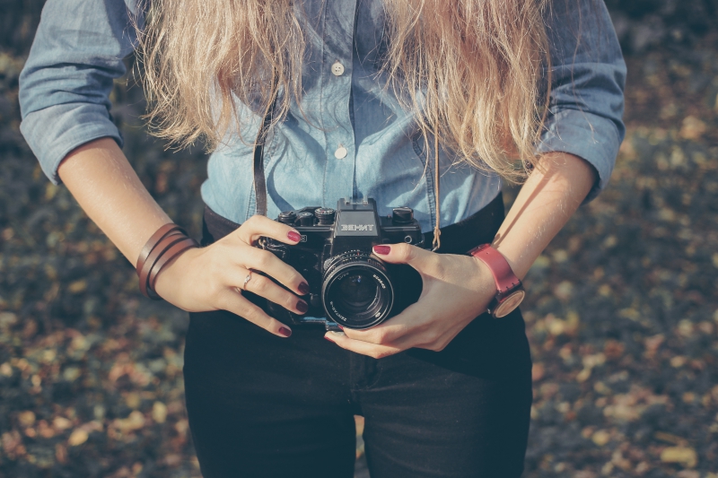 photographe-CHATEAUNEUF D ENTRAUNES-min_hand-person-girl-woman-camera-photography-614-pxhere.com