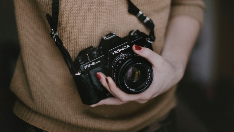 photographe-CHATEAUNEUF D ENTRAUNES-min_woman-camera-photography-photographer-slr-dslr-319-pxhere.com